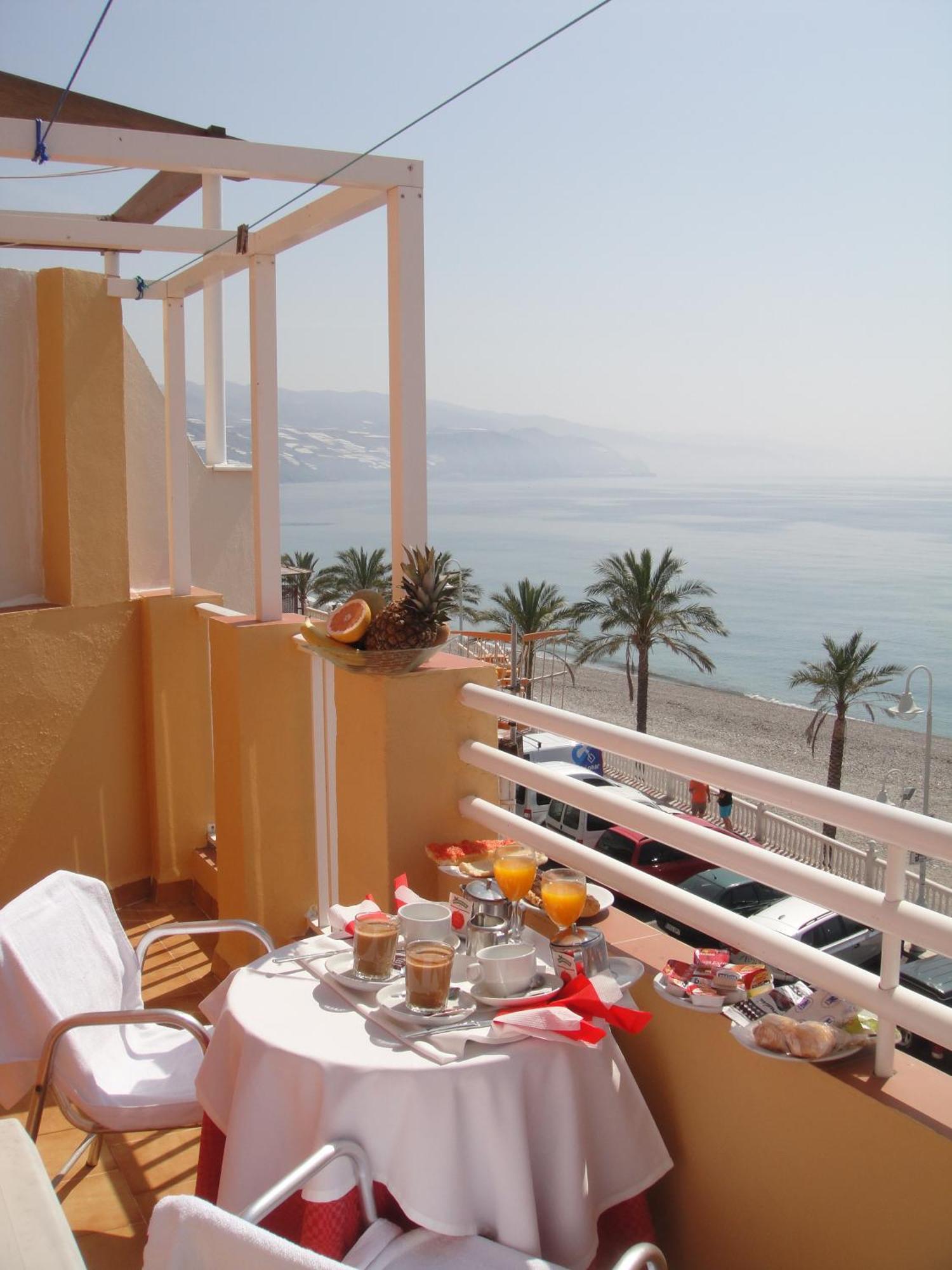 Hostal Costa Sol Castell de Ferro Exterior foto